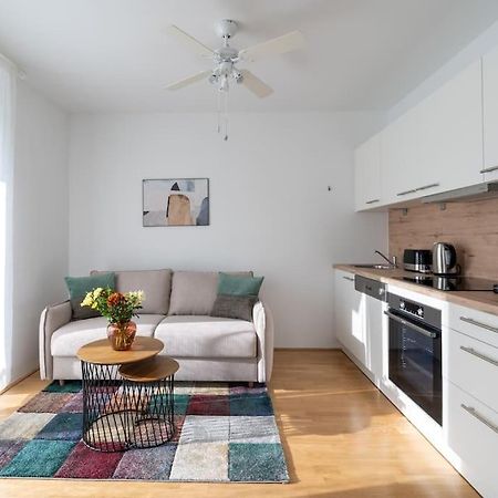 Hm • Sleek 1Br Home With Balcony Вена Экстерьер фото