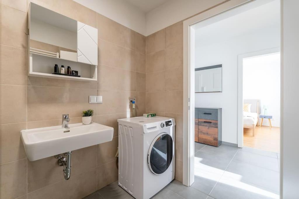 Hm • Sleek 1Br Home With Balcony Вена Экстерьер фото