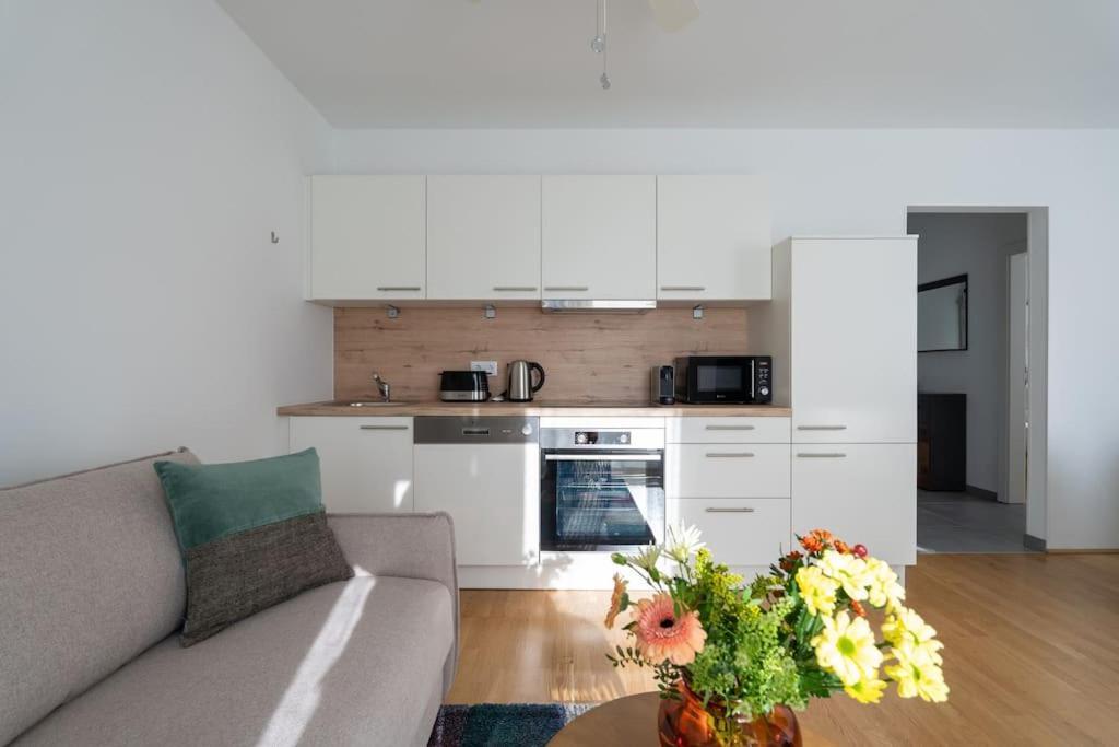 Hm • Sleek 1Br Home With Balcony Вена Экстерьер фото