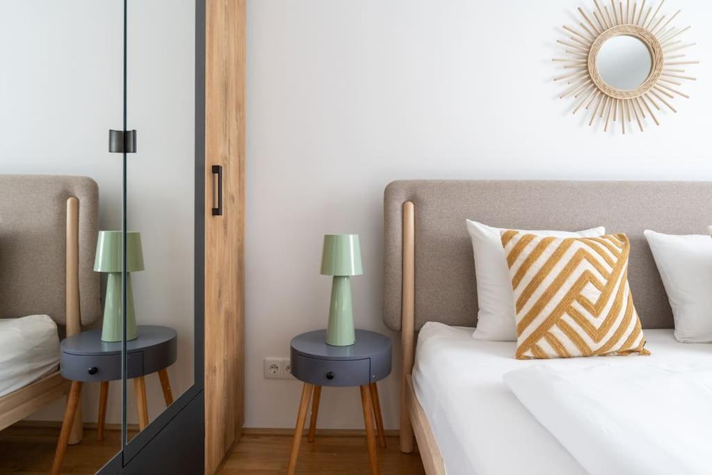 Hm • Sleek 1Br Home With Balcony Вена Экстерьер фото