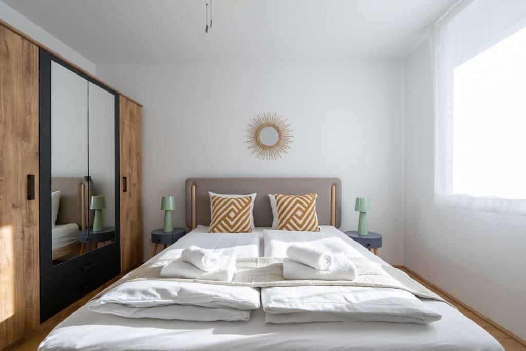 Hm • Sleek 1Br Home With Balcony Вена Экстерьер фото