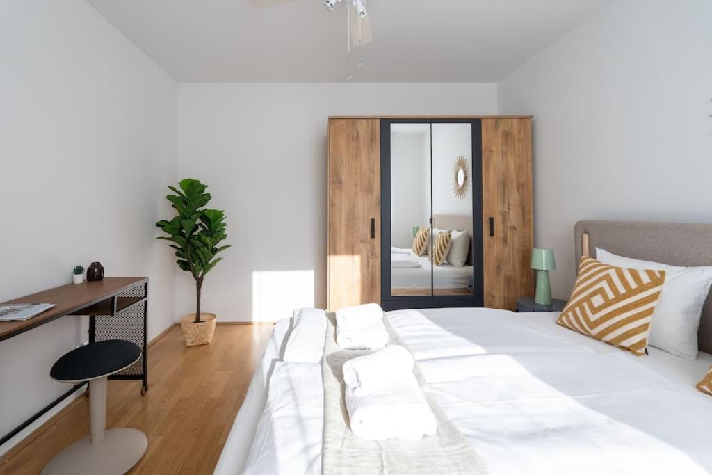 Hm • Sleek 1Br Home With Balcony Вена Экстерьер фото