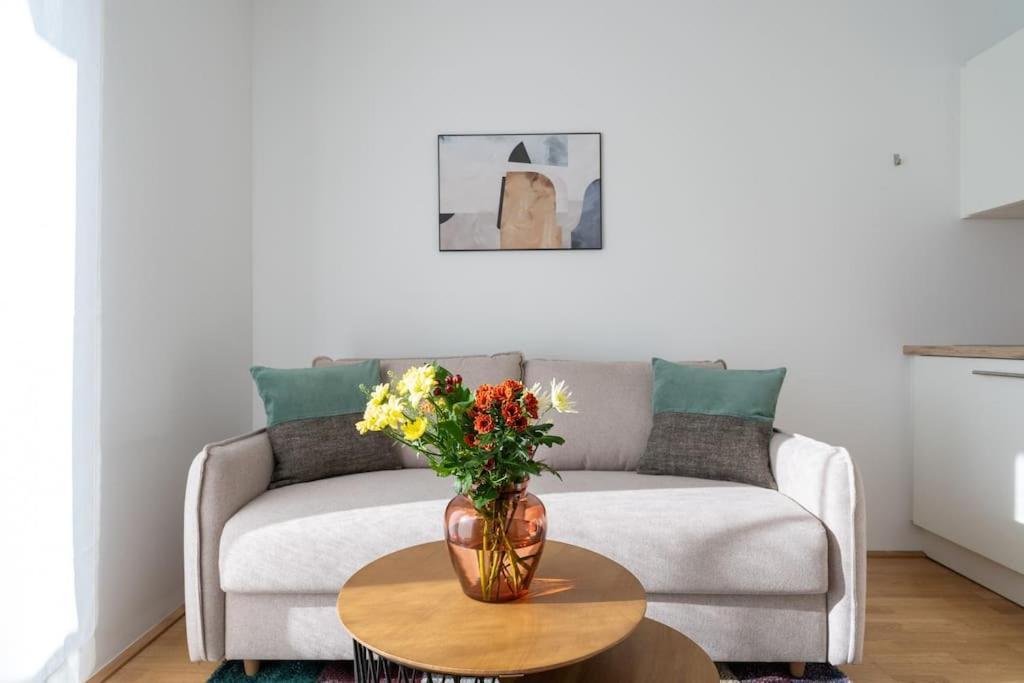 Hm • Sleek 1Br Home With Balcony Вена Экстерьер фото
