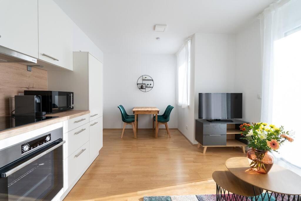 Hm • Sleek 1Br Home With Balcony Вена Экстерьер фото