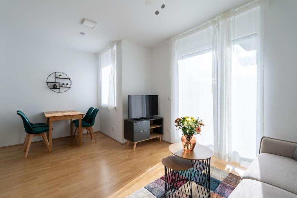 Hm • Sleek 1Br Home With Balcony Вена Экстерьер фото