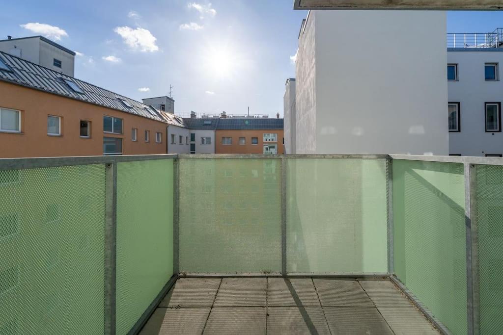 Hm • Sleek 1Br Home With Balcony Вена Экстерьер фото